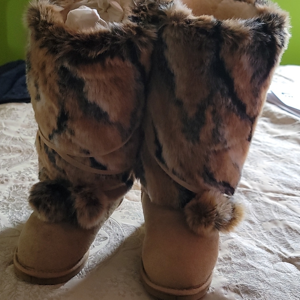 Boots with faux fur
